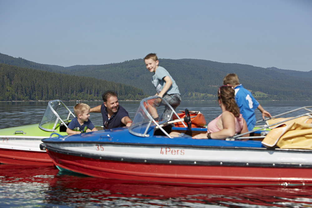 Familie fährt Tretboot auf Schluchsee